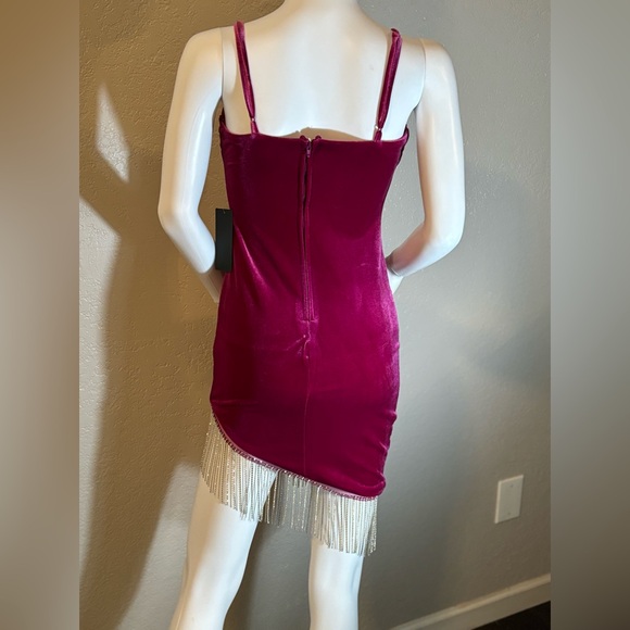 🥳♥️ Junior’s City Vibe Berry Velvet Fringe Asymmetrical Hem Bodycon Dress - Picture 9 of 10
